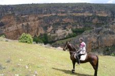 Wanderritt Spanien Reiterin Schlucht