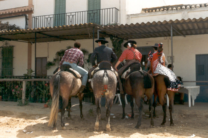 Reiter vor einer Bar in El Rocio.