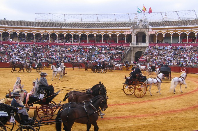 Pferdereise Andalusien - Kutschenparade in der Stierkampfarena von Sevilla