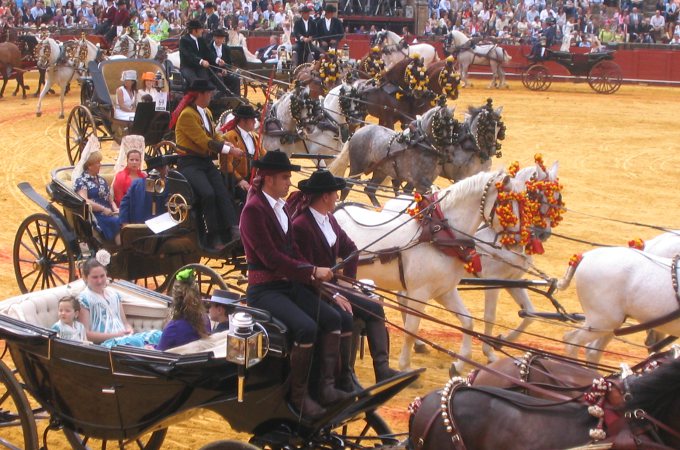 Geschmückte historische Kutschengespanne auf dem Pferdefest Sevilla