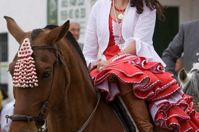 Spanische Senorita im Flamencokleid auf der Feria in Spanien