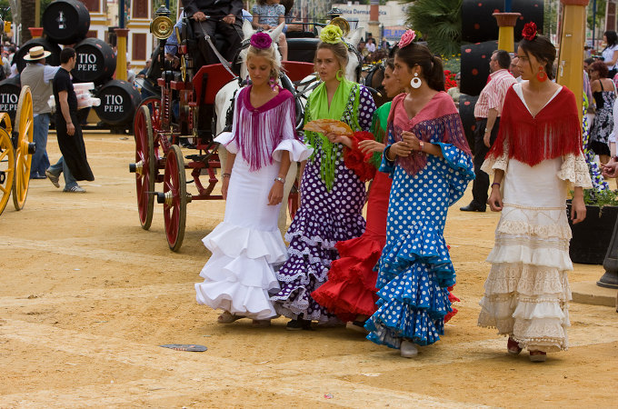 Frauen in bunten Flamencokleidern.