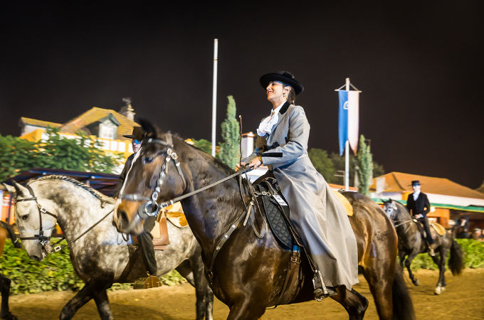 Reiterin in typischer Tracht auf einem Lusitano beim Pferdefest in Golega.