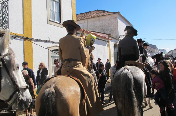 Portugiesische Reiter ziehen mit ihren Pferden durch die Straßen von Golega